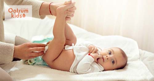 Hướng dẫn mẹ cách thay tã cho trẻ sơ sinh đúng cách