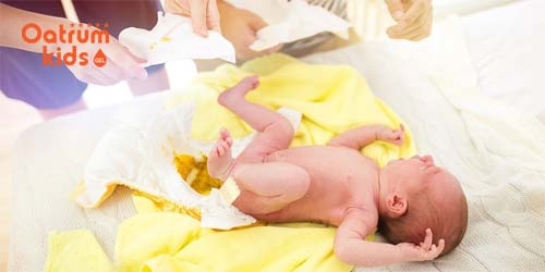 Nguyên nhân và cách xử trí khi bé đi ngoài ra chất nhầy màu vàng