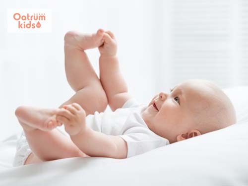 Tại sao bé hay gồng cứng người? Khắc phục như thế nào?