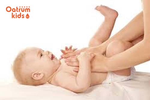 Trẻ sơ sinh 3 ngày không đi ngoài mẹ cần làm gì để khắc phục