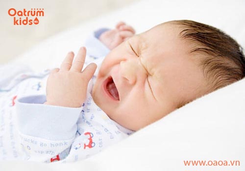 Vì sao bé bị nổi mẩn ngứa vào ban đêm?